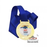 Medalha de Linha - Medalha em metal modelo ramo com bordas em relevo e ao centro adesivo resinado. Fbrica de medalhas personalizadas para premies de trabalho em equipe, corridas, campeonatos e eventos promocionais em geral.