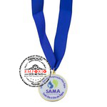 Medalha Adesivada/Resinada - Medalha personalizada de metal e banho dourado com formato redondo e  aplicao de adesivo e resina transparente, montada com fita de cetim.