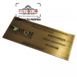 PLACA EM METAL COR BRONZE - Placa em metal lato cor bronze e gravado com impresso digital U.V. Fbrica de placas personalizadas.