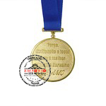 Medalha dourada - Medalha dourada em metal no relevo com formato redondo e fita de gorgoro azul.