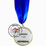 Medalha adesivada e resinada - Medalha em metal com aplicao de adesivo resinado, formato redondo med. 60mm de dimetro, banho dourado e fita de cetim a 01 cor.