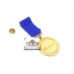Medalha de peito - Medalha de peito. Medalha em metal no relevo. Medalha dourada. Medalhas personalizadas.
