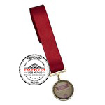 Medalha Adesivada/Resinada - Medalha personaliza adesivada e resinada em metal com banho dourado, verso liso, montada com fita de cetim para pescoo a 01 cor.