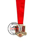 Medalha em Relevo - Medalha em metal no relevo com banho dourado, aplicao de cor chapada, formato recortado, montada com fita de cetim para pescoo a 01 cor, embalada individualmente em saco plstico.