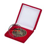 Medalha em Relevo - Medalha em metal no relevo com banho bronzeado, sem aplicao de cor, formato redondo medindo 60mm de dimetro, sem fita, acondicionada em estojo de veludo.