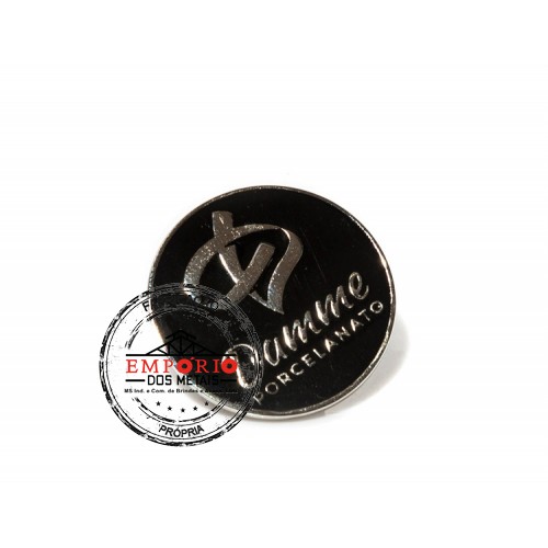 Pin com logo em relevo