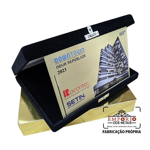 PLACA EM LATO DOURADO