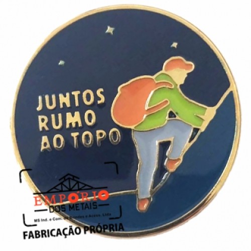 PIN EM RELEVO DOURADO