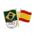 Pin Brasil x Espanha - Pin Bandeiras Cruzadas. Pin em metal no relevo. Pin modelo Bandeiras. Pin Brasil x Espanha. Pin promocional. Pin formato especial. Pin dourado. Pin personalizado.