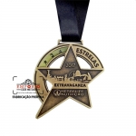 Medalha formato Estrela - Medalha formato estrela, Medalha personalizada com logo em relevo. Medalha promocional. Fabrica de medalhas em relevo. Medalha com relevo e adesivo resinado.