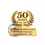 Pin 50 anos - Pin 50 anos dourado. Pin em metal no relevo. Pin com cor esmaltada. Pin de lapela. Pin Fitopatolia Uberlndia - MG, Pin promocional para congresso.