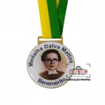 Medalha Adesivada e REsinada - Medalha adesivada e resinada. Medalha em metal com aplicao de etiqueta + resina. Medalha personalizada com fita verde e amarela. Medalha promocional. Medalha benemrito.