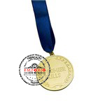 Medalha em relevo - Medalha personalizada confeccionada em metal no relevo com banho dourado, montada com fita de cetim a 01 cor.