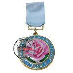 Medalha Adesivada/Resinada - Medalha personalizada adesivada e resinada em metal com relevo e formato redondo, banho dourado, montada com fita para peito em gorgoro.