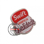 Pin Personalizado com Adesivo - Pin personalizado com adesivo. Pin em metal com aplicao de etiqueta resinada. Pin promocional. Pins para divulgao da marca. Fbrica de pins adesivados.