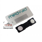 Crachs de Identificao - Crachs de identificao produzido em ao inox escovado e gravado com impresso digital U.V. Crachs com fixao de m de neodmio. Personalizamos crachs de metal.