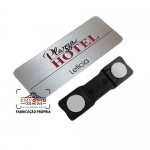 Crachs em ao inox - Crachs em ao inox escovado e gravado com impresso digital U.V. Crachs de identificao com logo e nome. Fabricamos crachs personalizados e imantados.