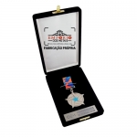 Medalha Personalizada - Medalha em metal no relevo com banho niquelado, formato recortado, fita personalizada, plaquinha de ao inox com identificao e com estojo de veludo. Medalha promocional performance de vendas. Fbrica de medalhas personalizadas.