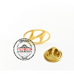 Pin Logo em Relevo - Pin em metal no relevo e vazado, banho dourado, com borboleta metlica. Pin personalizado para campanha promocional. Broches personalizados. Fbrica de pins em metal.