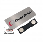 Crachs personalizados - Crach em ao inox escovado com logo gravado com impresso digital U.V. e m de neodmio para fixao. Fabricamos crachs personalizados. Crachs para empresas.