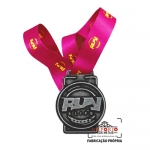 Medalhas em Relevo - Medalha em metal no relevo formato recortado, banho de prata velha e fita personalizada. Medalha promocional para eventos. Fbrica de medalhas personalizadas.