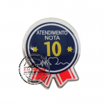 Pin Atendimento Nota 10 - Pin em metal formato recortado e adesivo resinado. Pin promocional Nota 10. Broche personalizado. Fbrica de pins multinvel. Produzimos pins de reconhecimento sob encomenda. Marketing multinvel.