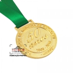 Medalha Tempo de Casa - Medalha em metal com frente em relevo, banho dourado e fita de cetim 01 cor. Medalhas promocional de tempo de empresa. Fbrica de medalhas personalizadas.