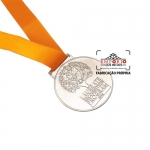 Medalha em Relevo - Medalha em metal no relevo niquelado formato redondo montado com fita de cetim. Medalha personalizada para eventos. Fbrica de medalhas promocionais e sob encomenda.