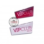 Pin Vip em Adesivo - Pin em metal com formato recortado com banho niquel e adesivo digital com cobertura de resina transparente. Pins personalizados com etiqueta resinada para campanha promocional. Fbrica de pins e broches adesivados e resinados