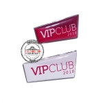 Pin Vip em Adesivo - Pin em metal com formato recortado com banho niquel e adesivo digital com cobertura de resina transparente. Pins personalizados com etiqueta resinada para campanha promocional. Fbrica de pins e broches adesivados e resinados