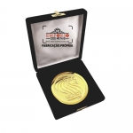 Medalha Relevo com Estojo - Medalha em metal no relevo com banho dourado e sem cor esmaltada, acondicionada em estojo de veludo. Fbrica de medalhas personalizadas para divulgao da marca. Medalha promocional para eventos e promoes.