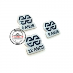 Pin em Adesivo Tempo de Casa - Pin de metal com banho niquelado e aplicao de adesivo digital com cobertura de resinada transparente. Pin tempo de empresa para campanha promocional. Pin com etiqueta resinada. . Broches tempo de casa personalizados.