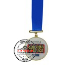 Medalha Adesivada/Resinada - Medalha personalizada adesivada e resinada em metal com banho dourado, verso liso, montada com passador e fita de cetim para pescoo a 01 cor.