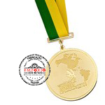 Medalha em relevo - Medalha personalizada em relevo medindo 60mm, banho dourado, montada com passador e fita de gorgoro verde e amarela.