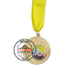 Medalha de Linha - Medalha personalizada modelo tocha, banho dourado, frente com relevo + adesivo resinado, montado com fita de cetim para pescoo a 01 cor.