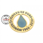 Pin Jubileu de Ouro - Pin em metal no relevo com banho dourado e cor chapada. Pin personalizado para campanha de tempo de casa. Fbrica de pins tempo de empresa. Broche promocional para brindes e eventos de tempo de casa.