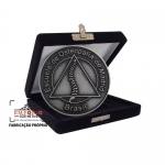 Medalha Personalizada em Relevo - Medalha em metal no relevo formato redondo 60mm e com banho de prata velha. Fbrica de medalhas personalizadas. Medalha promocional sob encomedanda e com estojo de veludo luxo.