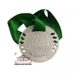 Medalha Personalizada em Relevo - Medalha em metal no relevo com banho niquelado e partes vazadas, com fita de cetim 01 cor. Fbrica de medalhas personalizadas para eventos e premiaes especiais. Medalhas promocionais sob encomenda.