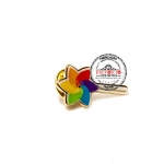 Pin Modelo catavento - Pin em metal no formato de catavento com banho doura e aplicao de adesivo resinado. Pins personalizados para brindes ou campanhas. Fbrica de pins com etiqueta resinada. Broche adesivo sob encomenda.