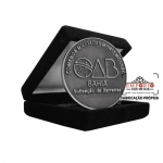 Comenda em Relevo - Medalha em metal alto e baixo relevo com banho de prata velha e sem cor esmaltada, acondicionada em estojo de veludo. Fbrica de medalhas para eventos e premiaes especiais. Medalha comenda.