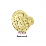 Pin Tempo de Empresa - Pin em metal com logo em relevo dourado para comemorao de tempo de empresa. Fbrica de pins personalizados para campanha promocional de tempo de casa. Broche tempo de empresa. Pin de lapela.