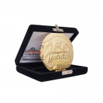 Medalha Tempo de Casa - Medalha em metal alto e baixo relevo com banho dourado, acondicionada em estojo de veludo. Medalhas especiais para comemorao de tempo de empresa. Fbrica de medalhas comemorativas sob ecomenda.