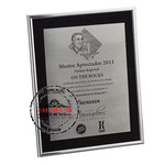 Placa de homenagem - Placa gravada no ao inox em baixo com pintura em preto, colada em base de veludo com moldura em alumnio.