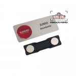 Crachs de Metal - Crach em ao inox escovado e gravado com impresso digital U.V. com 2 ms de neodmio. Fbrica de crachs imantado para identificao. Personalize seus crachs metlicos com logo e nome. Qualidade e durabilidade.