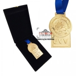 Medalha Dourada com Estojo - Medalha em metal no relevo com banho dourado e acondicionada em estojo de veludo. Fbrica de medalhas para eventos. Medalhas promocionais e personalizadas com sua arte.