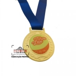 Medalha Arte em Adesivo - Medalha modelo de linha em metal nas bordas e etiqueta resinada ao centro, com fita de cetim 01 cor. Fbrica de medalhas personalizadas para eventos e campeonatos. Medalha promocional sob encomenda.