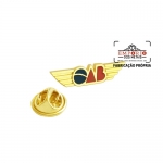 Pin Logo Relevo Dourado - Pin em metal com logo em relevo, banho dourado e cor esmaltada, com pino e borboleta metlica no verso. Fbrica de pins personalizados para campanha promocional ou eventos. Broche para brindes. Pin logo recortado.