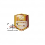 Pin Motorista Nota 10 - Pin em metal com banho dourado e aplicao de adesivo resinado. Fbrica de pins personalizados para evento promocional e campanhas de reconhecimento. Broche de reconhecimento. Pins multinvel. Marketing multinvel.