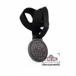 Medalhas Promocionais - Medalha em metal no relevo com banho de prata velha e fita de cetim. Fbrica de medalhas personalizadas. As medalhas so produzidas com sua arte e sob encomenda.
