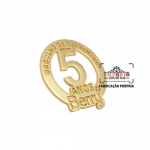 Pin Tempo de Casa - Pin em metal no relevo vazado com banho dourado. Fbrica de pin promocional tempo de empresa. Pins personalizados para comemorao de tempo de casa. Broche tempo de casa.